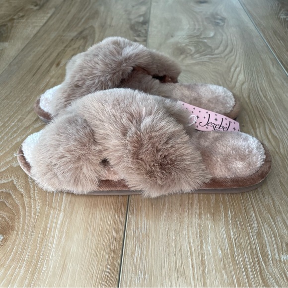 Jezebel by Felina Women's Cross Band Cozy Slippers - Picture 3 of 6